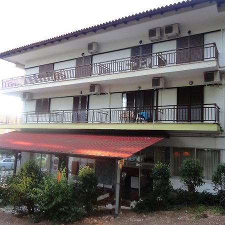 Chris Apartments เมตามอร์โฟซี ภายนอก รูปภาพ